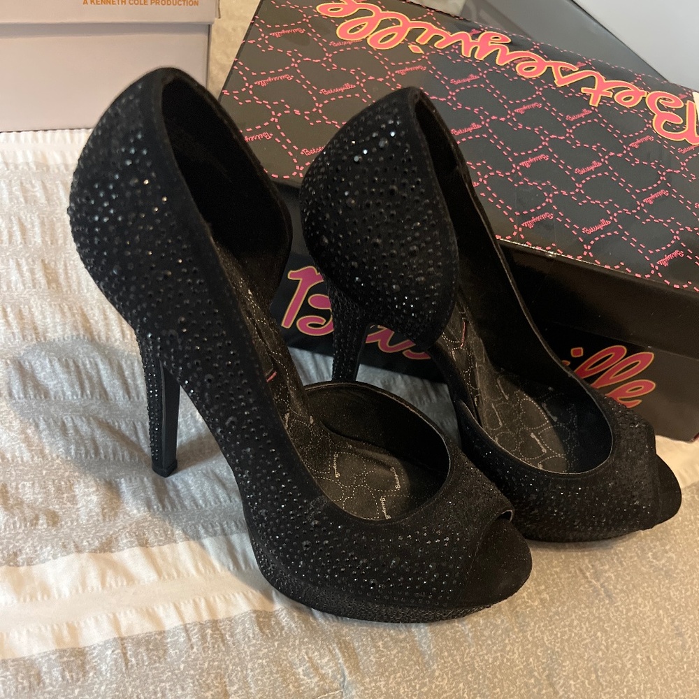 Black pumps